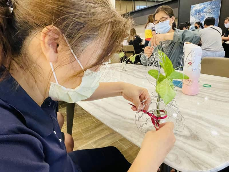 在台南Hito共學館，餐與手作環保精品購物袋與水耕植物盆器的