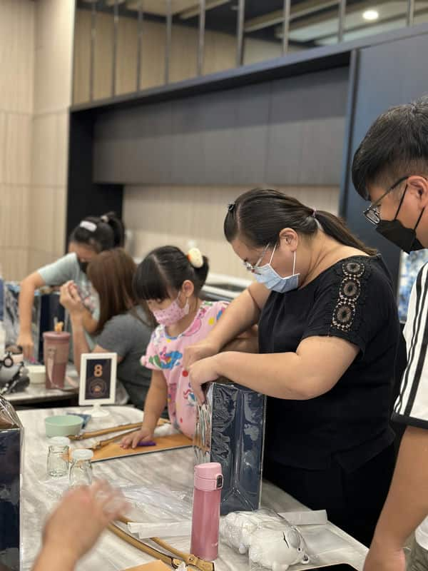 在台南Hito共學館，餐與手作環保精品購物袋與水耕植物盆器的