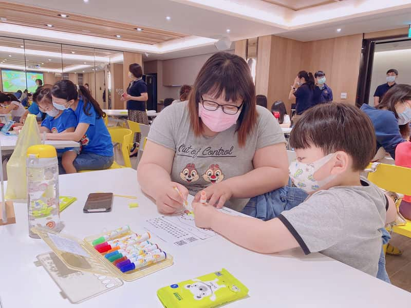 讓孩子在自然中學習參加高雄華友聯共學館熱血阿傑爬蟲體驗課的親