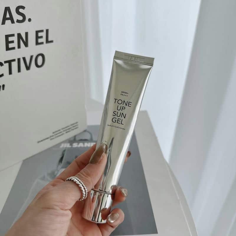 戶外日曬全防禦，KY凱伊防曬乳專業抗UV