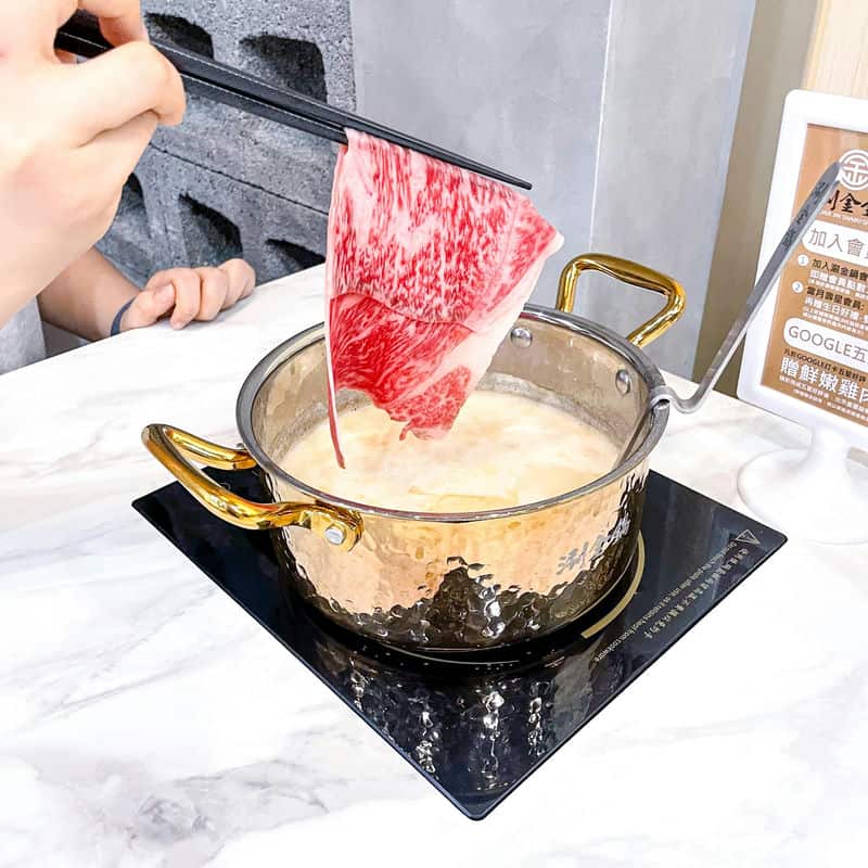 桃園火鍋控必試！涮金鍋的特色湯底與美味肉品